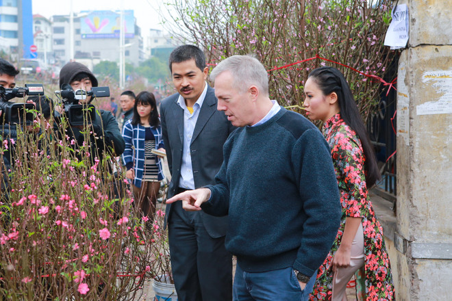 Đi chợ hoa Quảng An, Đại sứ Mỹ tâm sự kế hoạch nghỉ Tết Nguyên đán ảnh 8