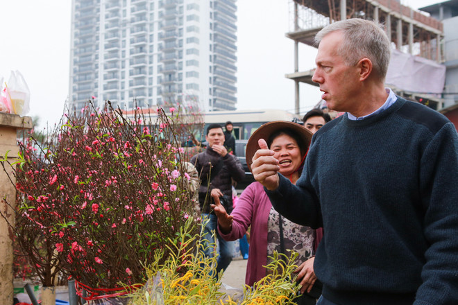 Đi chợ hoa Quảng An, Đại sứ Mỹ tâm sự kế hoạch nghỉ Tết Nguyên đán ảnh 15