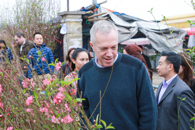 Đi chợ hoa Quảng An, Đại sứ Mỹ tâm sự kế hoạch nghỉ Tết Nguyên đán ảnh 10