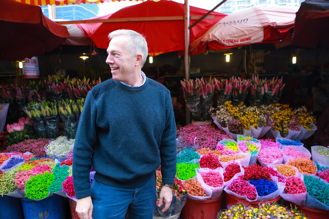 Đi chợ hoa Quảng An, Đại sứ Mỹ tâm sự kế hoạch nghỉ Tết Nguyên đán ảnh 5