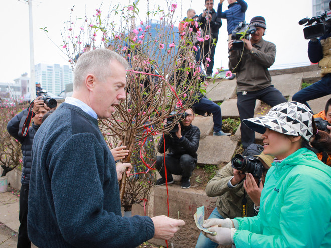 Đi chợ hoa Quảng An, Đại sứ Mỹ tâm sự kế hoạch nghỉ Tết Nguyên đán ảnh 11
