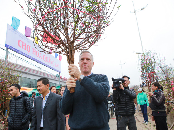 Đi chợ hoa Quảng An, Đại sứ Mỹ tâm sự kế hoạch nghỉ Tết Nguyên đán ảnh 13