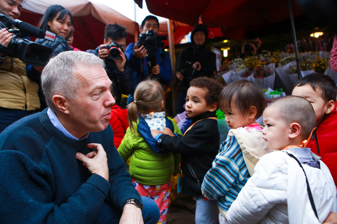 Đi chợ hoa Quảng An, Đại sứ Mỹ tâm sự kế hoạch nghỉ Tết Nguyên đán ảnh 4