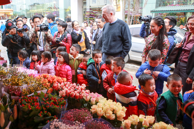 Đi chợ hoa Quảng An, Đại sứ Mỹ tâm sự kế hoạch nghỉ Tết Nguyên đán ảnh 2
