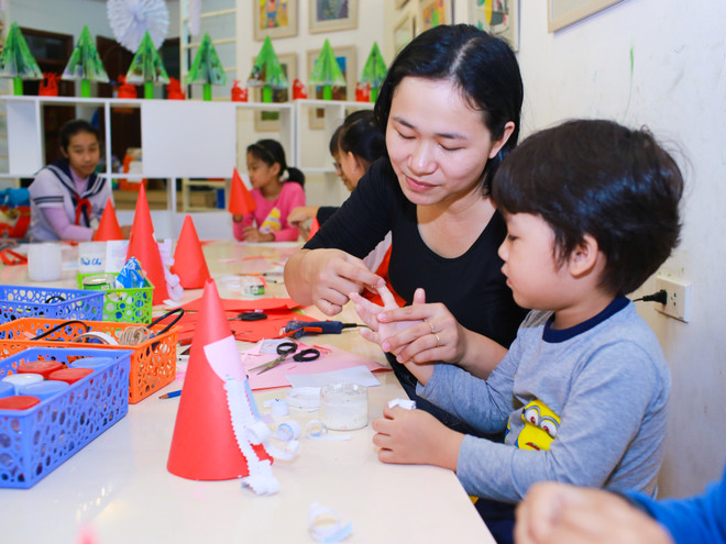 Trẻ em hào hứng với lớp dạy làm sản phẩm sáng tạo đón Giáng sinh ảnh 7