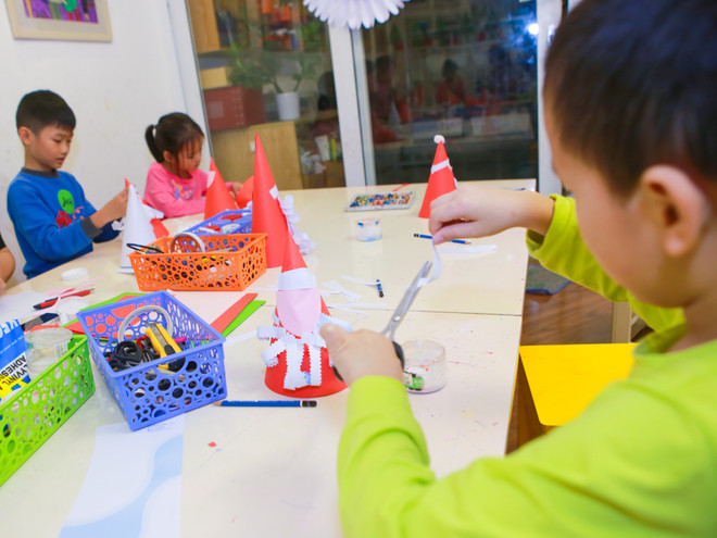 Trẻ em hào hứng với lớp dạy làm sản phẩm sáng tạo đón Giáng sinh ảnh 8