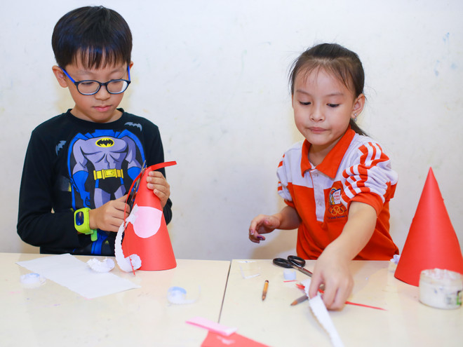 Trẻ em hào hứng với lớp dạy làm sản phẩm sáng tạo đón Giáng sinh ảnh 11