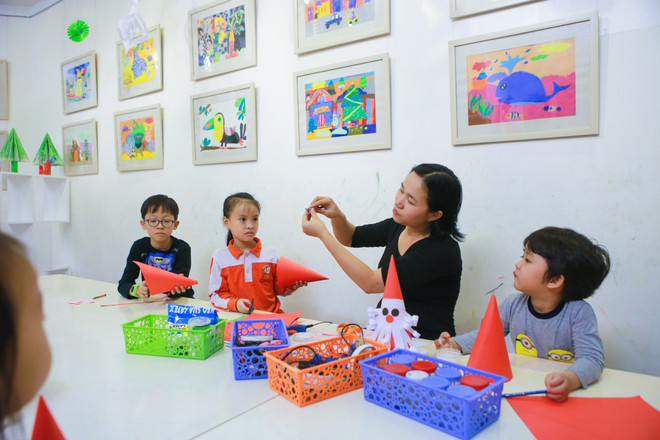 Trẻ em hào hứng với lớp dạy làm sản phẩm sáng tạo đón Giáng sinh ảnh 2