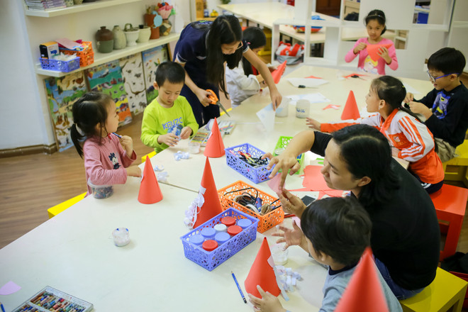 Trẻ em hào hứng với lớp dạy làm sản phẩm sáng tạo đón Giáng sinh ảnh 1