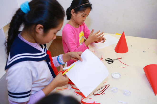 Trẻ em hào hứng với lớp dạy làm sản phẩm sáng tạo đón Giáng sinh ảnh 10
