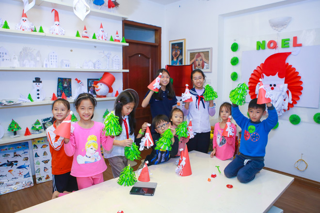 Trẻ em hào hứng với lớp dạy làm sản phẩm sáng tạo đón Giáng sinh ảnh 13
