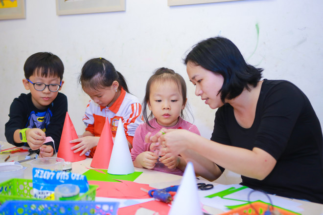 Trẻ em hào hứng với lớp dạy làm sản phẩm sáng tạo đón Giáng sinh ảnh 9