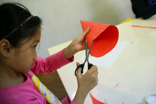 Trẻ em hào hứng với lớp dạy làm sản phẩm sáng tạo đón Giáng sinh ảnh 6