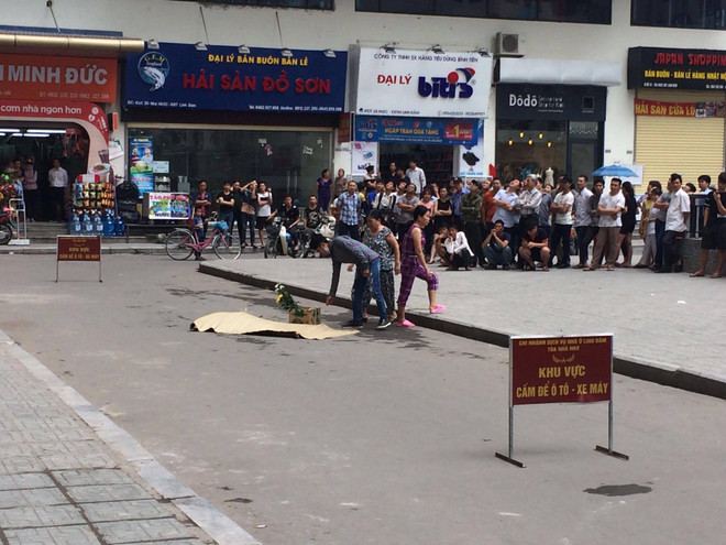  Hà Nội: Rơi từ tầng cao chung cư Linh Đàm, cô gái trẻ tử vong tại chỗ ảnh 1