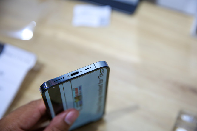 Cận cảnh những chiếc iPhone 12 đầu tiên 'cập bến' Việt Nam ảnh 15