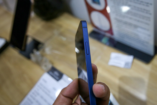 Cận cảnh những chiếc iPhone 12 đầu tiên 'cập bến' Việt Nam ảnh 5