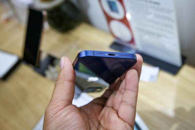 Cận cảnh những chiếc iPhone 12 đầu tiên 'cập bến' Việt Nam ảnh 6