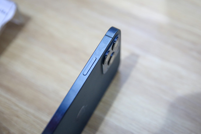 Cận cảnh những chiếc iPhone 12 đầu tiên 'cập bến' Việt Nam ảnh 14