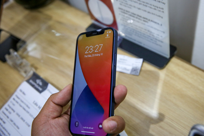 Cận cảnh những chiếc iPhone 12 đầu tiên 'cập bến' Việt Nam ảnh 4