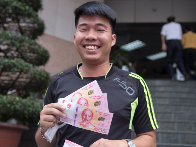 Háo hức đi mua tờ 100 đồng lưu niệm mới được phát hành ảnh 1