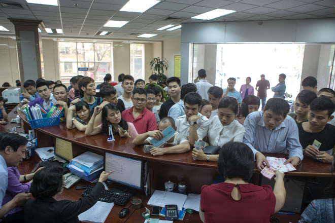 Háo hức đi mua tờ 100 đồng lưu niệm mới được phát hành ảnh 4