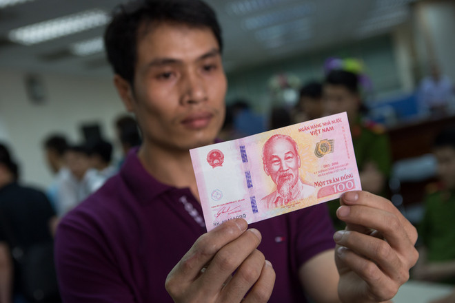 Háo hức đi mua tờ 100 đồng lưu niệm mới được phát hành ảnh 9