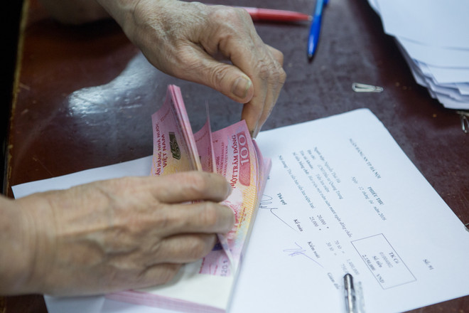 Háo hức đi mua tờ 100 đồng lưu niệm mới được phát hành ảnh 8