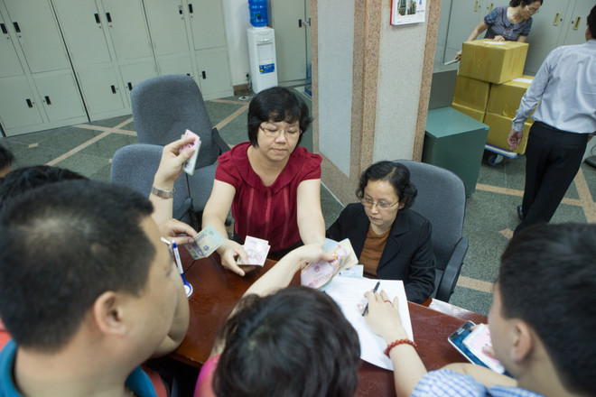 Háo hức đi mua tờ 100 đồng lưu niệm mới được phát hành ảnh 3