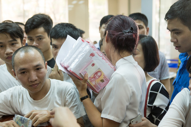 Háo hức đi mua tờ 100 đồng lưu niệm mới được phát hành ảnh 12