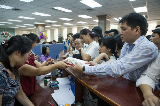 Háo hức đi mua tờ 100 đồng lưu niệm mới được phát hành ảnh 5