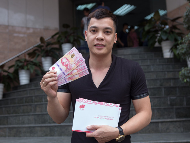 Háo hức đi mua tờ 100 đồng lưu niệm mới được phát hành ảnh 14