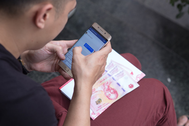 Háo hức đi mua tờ 100 đồng lưu niệm mới được phát hành ảnh 13