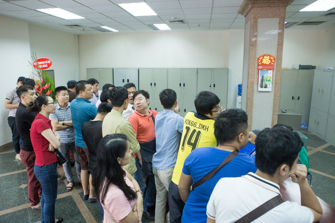 Háo hức đi mua tờ 100 đồng lưu niệm mới được phát hành ảnh 2