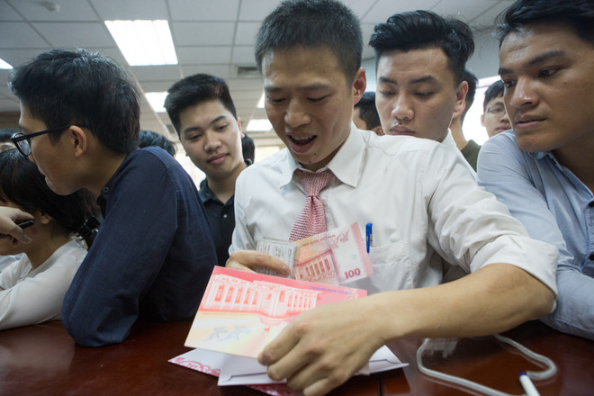 Háo hức đi mua tờ 100 đồng lưu niệm mới được phát hành ảnh 7