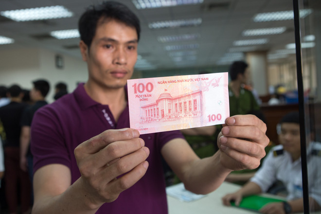 Háo hức đi mua tờ 100 đồng lưu niệm mới được phát hành ảnh 10