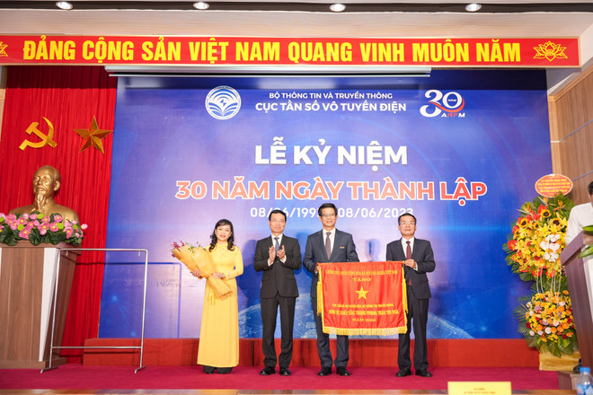 Cục Tần số nhận Cờ thi đua của Chính phủ nhân 30 năm ngày thành lập ảnh 1