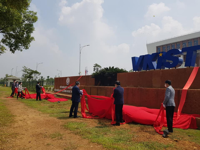 Viện Khoa học Công nghệ Việt Nam-Hàn Quốc chính thức được gắn biển. (Ảnh: VKIST) Thúc đẩy hoạt động nghiên cứu khoa học, công nghệ Việt Nam-Hàn Quốc ảnh 1