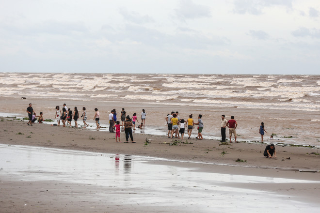 Bất chấp lệnh cấm tắm, du khách đổ xô bơi biển "đón" bão số 2 ảnh 2