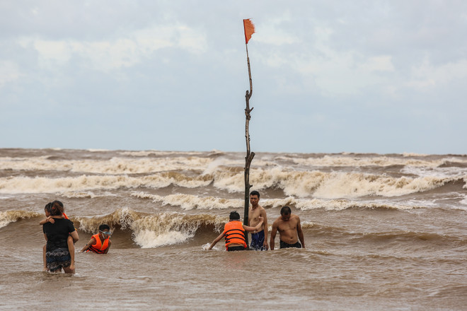 Bất chấp lệnh cấm tắm, du khách đổ xô bơi biển "đón" bão số 2 ảnh 12
