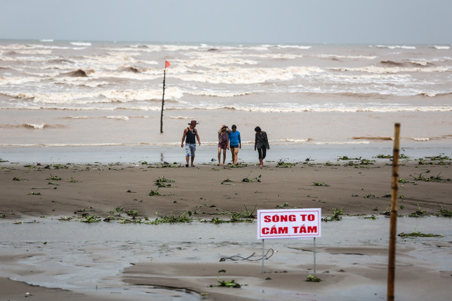 Bất chấp lệnh cấm tắm, du khách đổ xô bơi biển "đón" bão số 2 ảnh 4