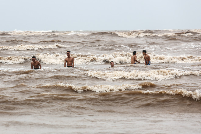 Bất chấp lệnh cấm tắm, du khách đổ xô bơi biển "đón" bão số 2 ảnh 6