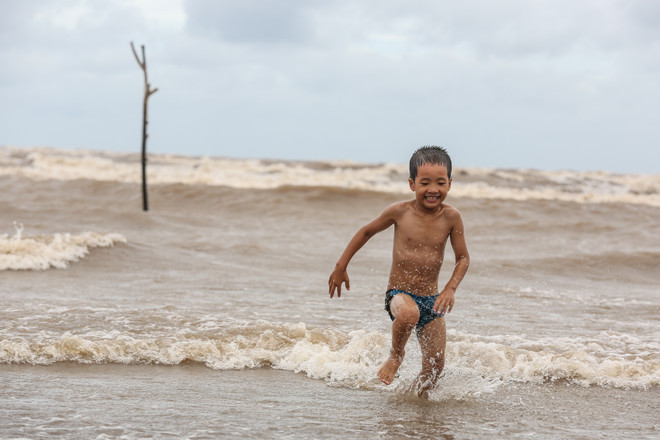 Bất chấp lệnh cấm tắm, du khách đổ xô bơi biển "đón" bão số 2 ảnh 11