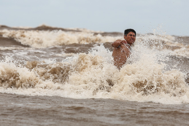Bất chấp lệnh cấm tắm, du khách đổ xô bơi biển "đón" bão số 2 ảnh 8