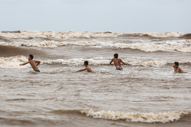 Bất chấp lệnh cấm tắm, du khách đổ xô bơi biển "đón" bão số 2 ảnh 7
