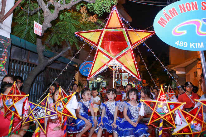 Náo nhiệt lễ hội rước "đèn Trung Thu khổng lồ" ở Hà Nội ảnh 7