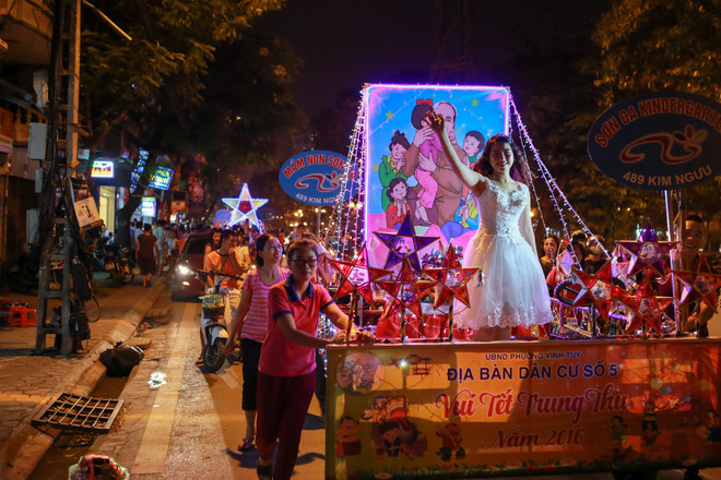 Náo nhiệt lễ hội rước "đèn Trung Thu khổng lồ" ở Hà Nội ảnh 3