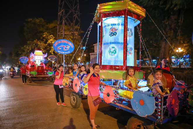 Náo nhiệt lễ hội rước "đèn Trung Thu khổng lồ" ở Hà Nội ảnh 4