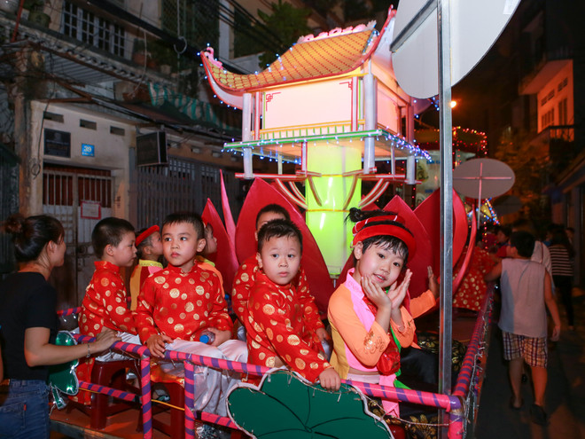 Náo nhiệt lễ hội rước "đèn Trung Thu khổng lồ" ở Hà Nội ảnh 6