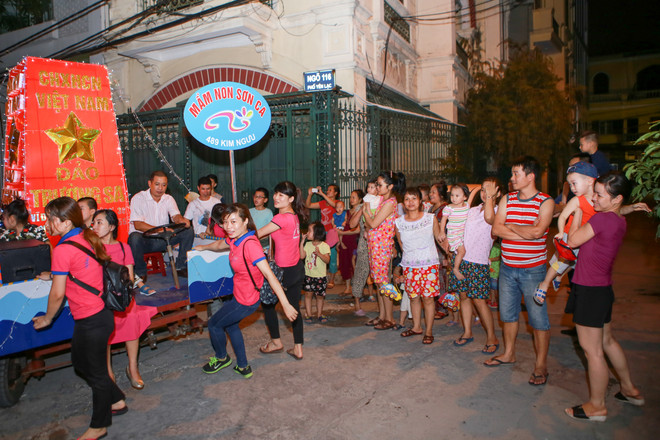 Náo nhiệt lễ hội rước "đèn Trung Thu khổng lồ" ở Hà Nội ảnh 12