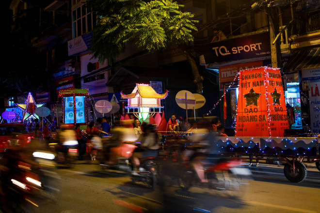 Náo nhiệt lễ hội rước "đèn Trung Thu khổng lồ" ở Hà Nội ảnh 1